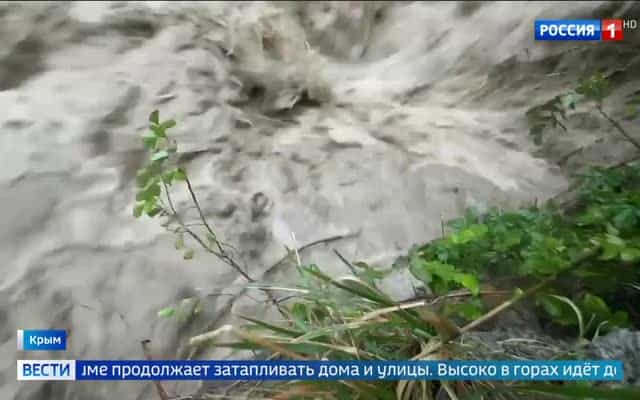 Циклон в Приморье и ЧС в Ялте: Дороги Бурятии скованы гололедом, Крым борется с наводнением