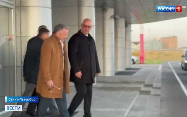 Стив Уиткофф и Кирилл Дмитриев покидают аэропорт Пулково в Санкт-Петербурге