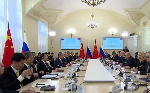 Мишустин и Ли Цян обсуждают укрепление российско-китайского сотрудничества в Санкт-Петербурге
