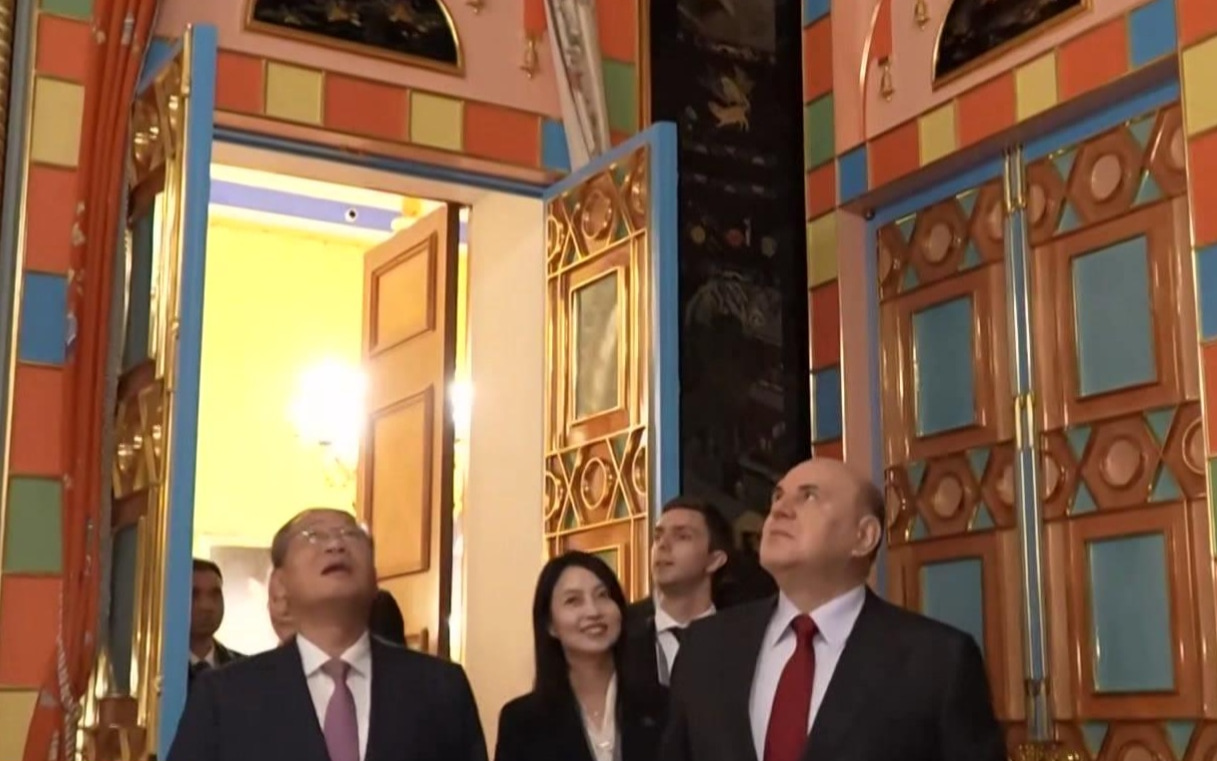 Премьер Китая осматривает музеи Царского села в Санкт-Петербурге