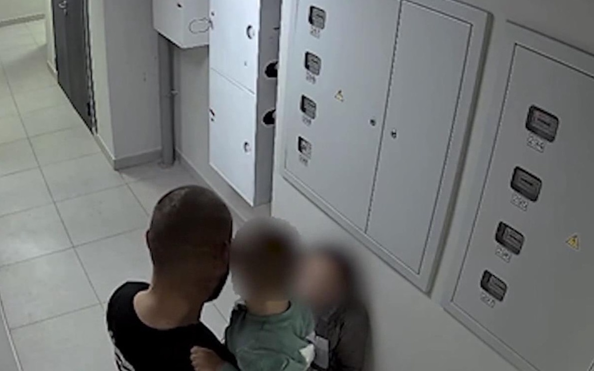 В Новосибирске задержали мужчину после нападения на жену с ребенком в подъезде