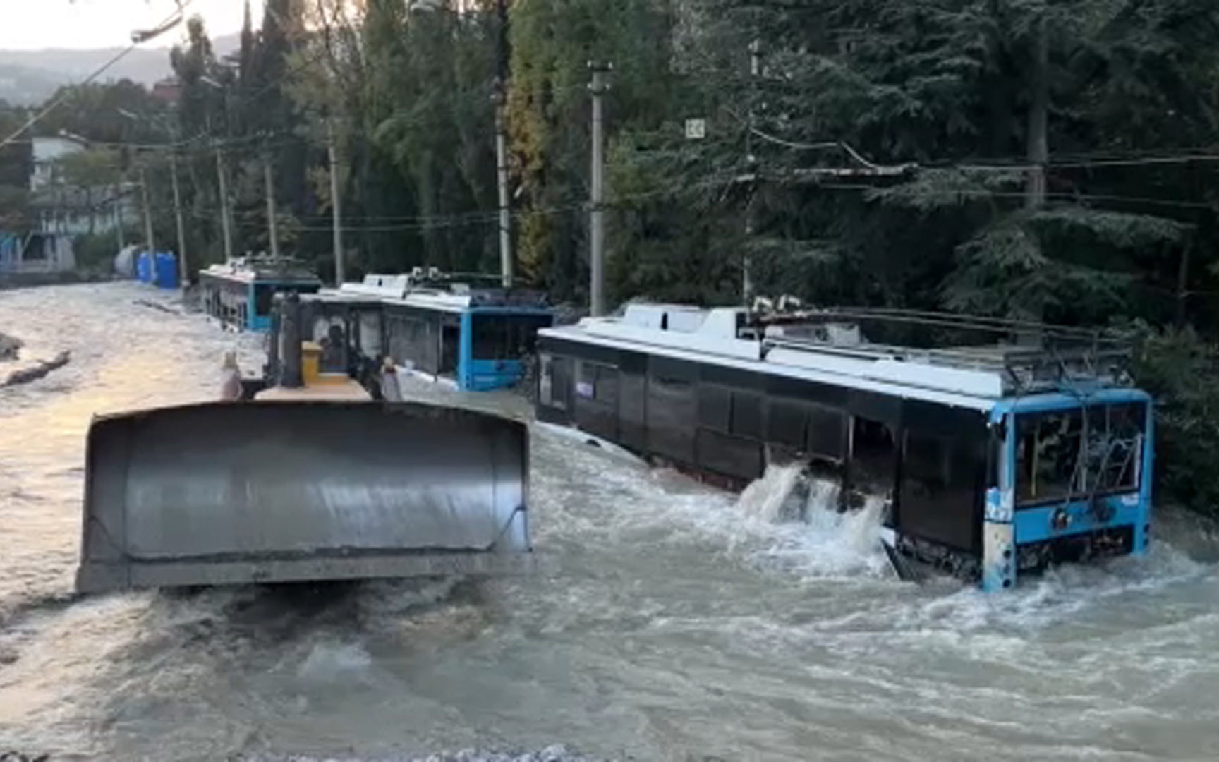 Потоки воды с гор затапливают Алупку и Ялту: дороги размывает, дома уходят под воду