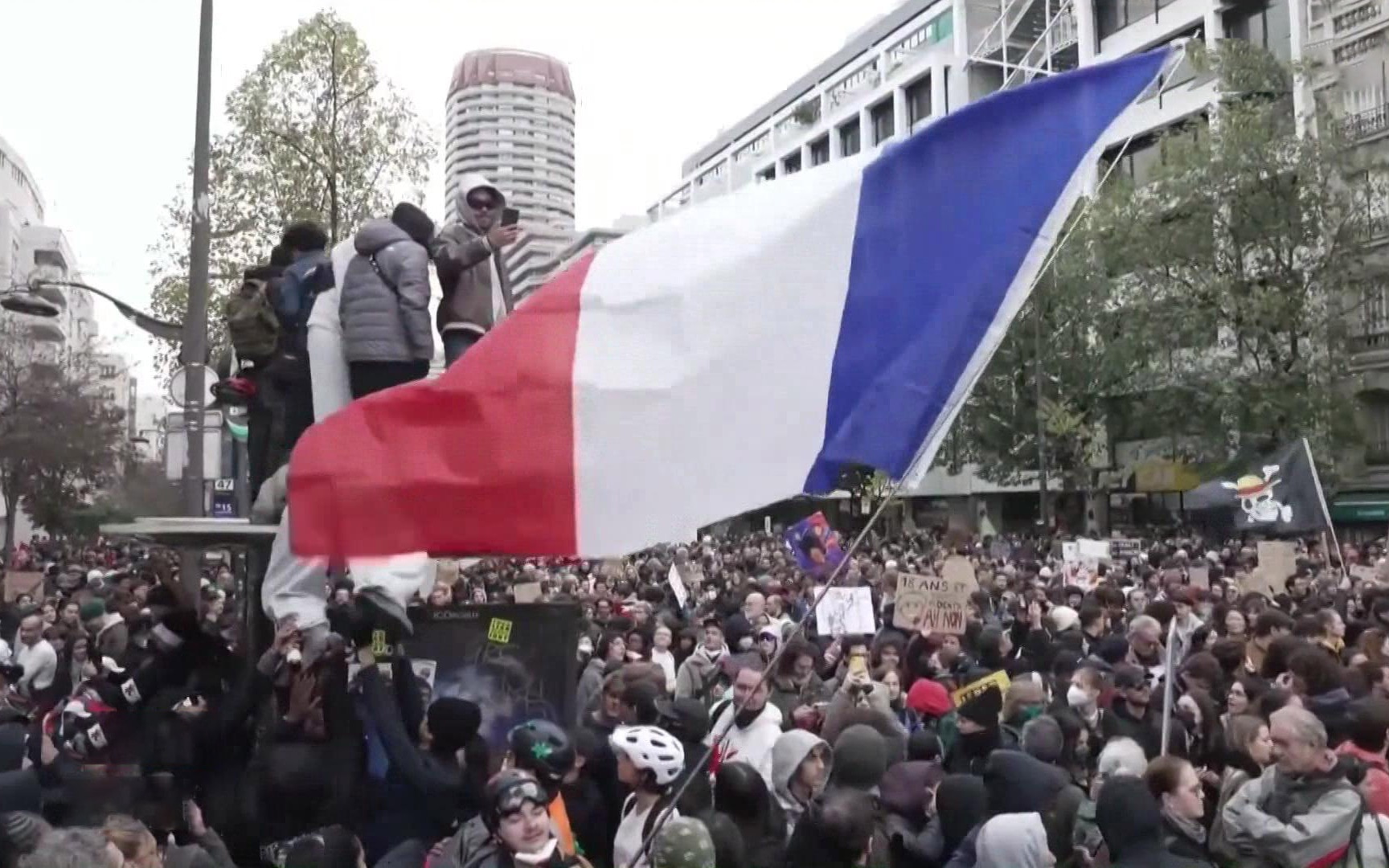 Франция на грани: массовые протесты, тысячи задержанных и растущий запрос на диалог с Россией