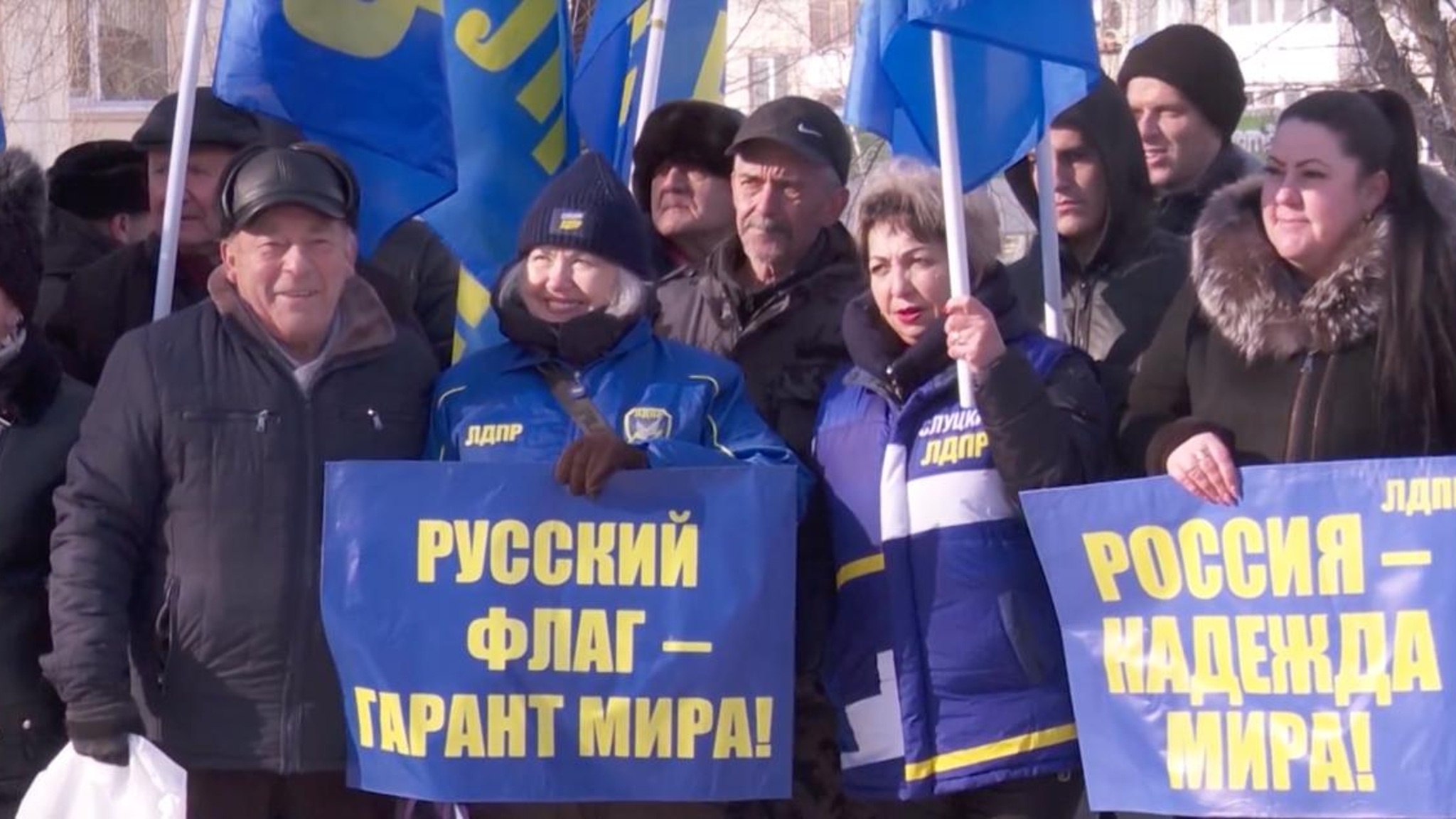 Ко Дню защитника Отечества руководство и активисты Саратовского реготделения партии ЛДПР провели уличную акцию