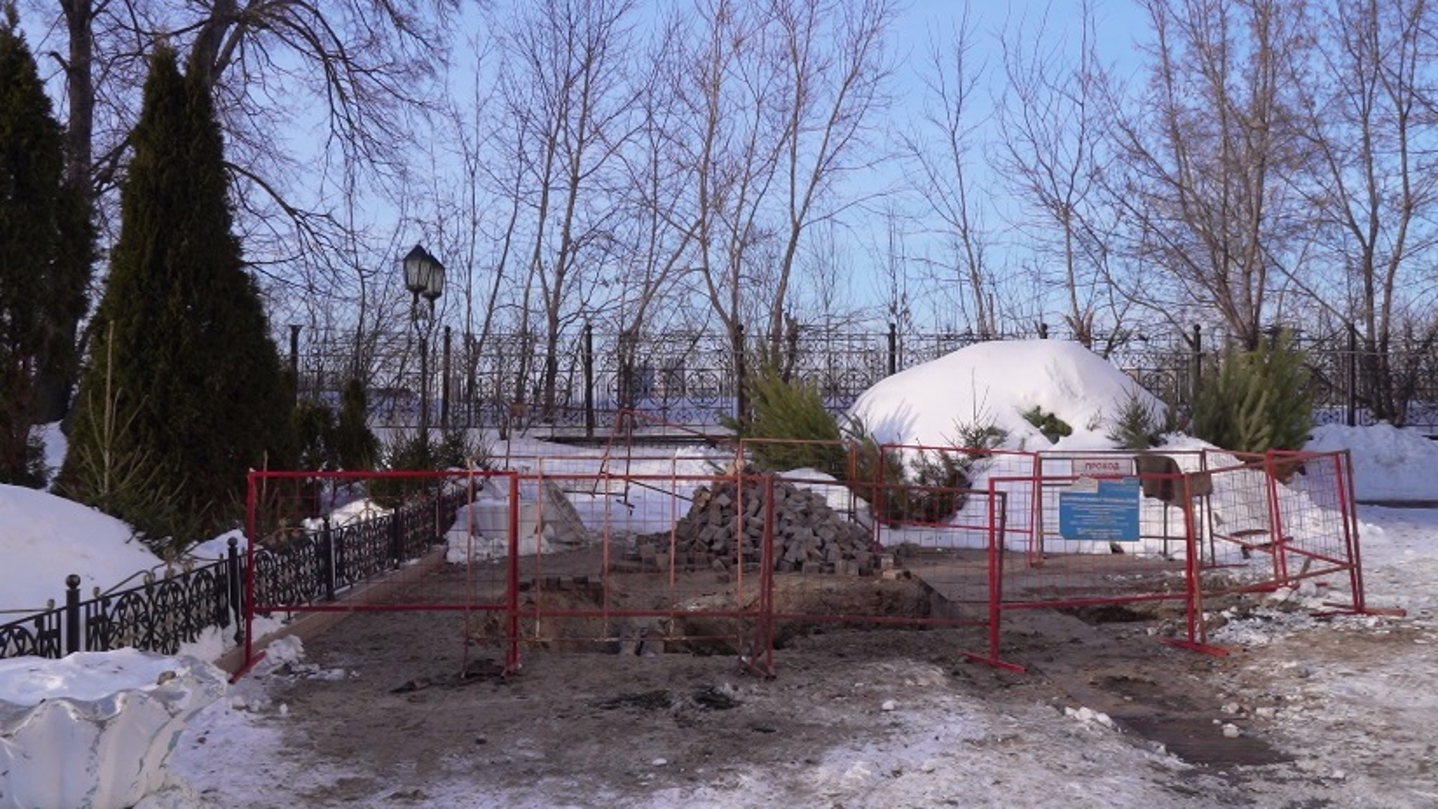 Склеп 300-летней давности вскрыли на территории мужского монастыря в Тюмени
