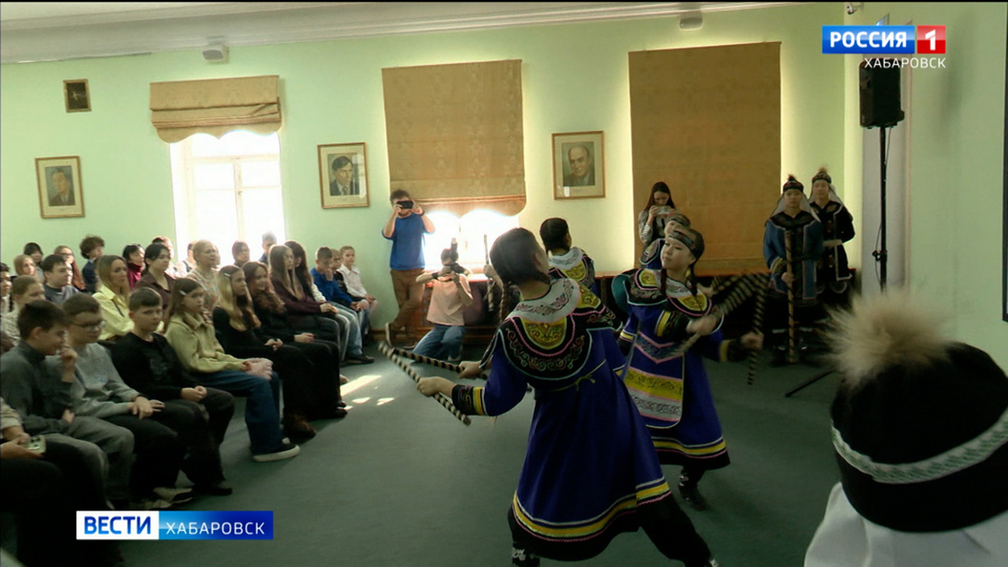 Представители семи народов обменялись традициями на фестивале "Родной язык – душа народа"