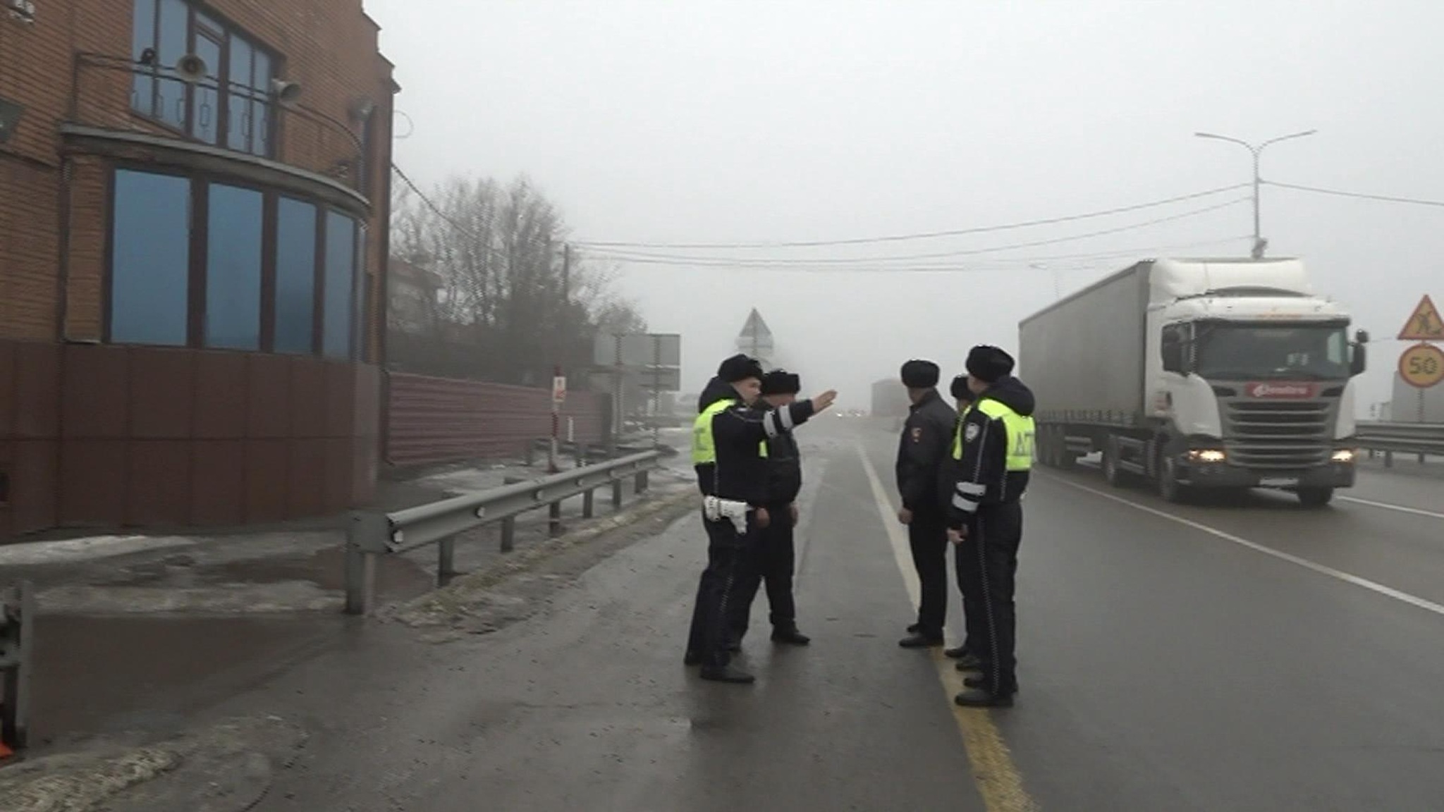 Донские автоинспекторы обеспечивают безопасность на трассах и помогают фронту