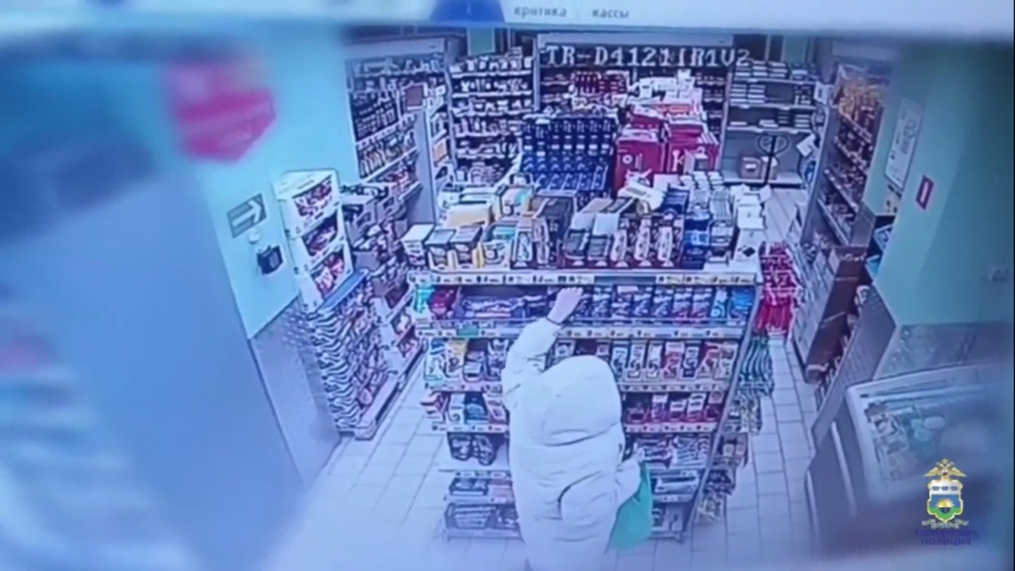 Тюменка тайно вынесла их магазина 30 банок кофе
