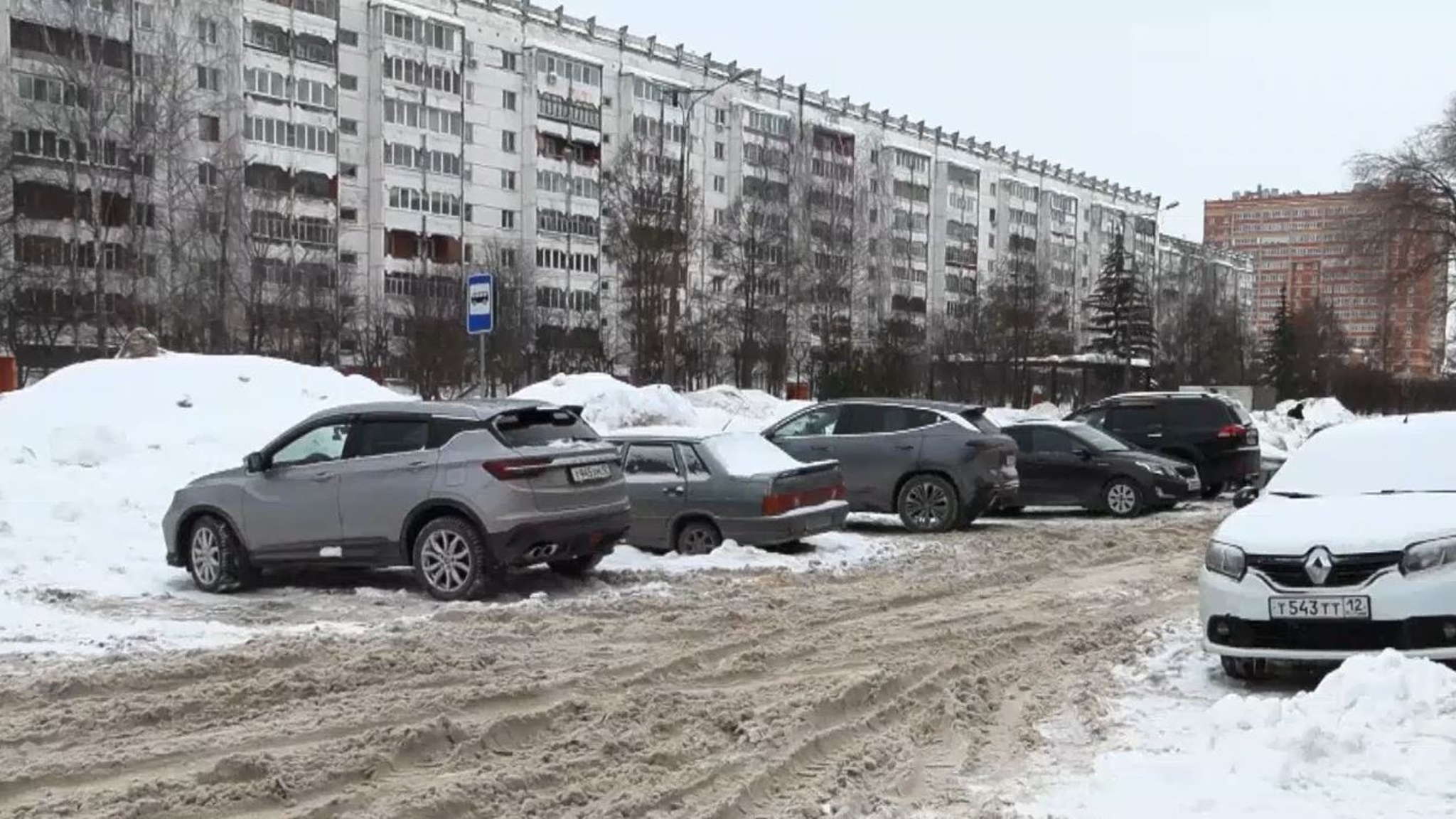 Одни помогают, другие мешают в борьбе со снегом в Йошкар-Оле