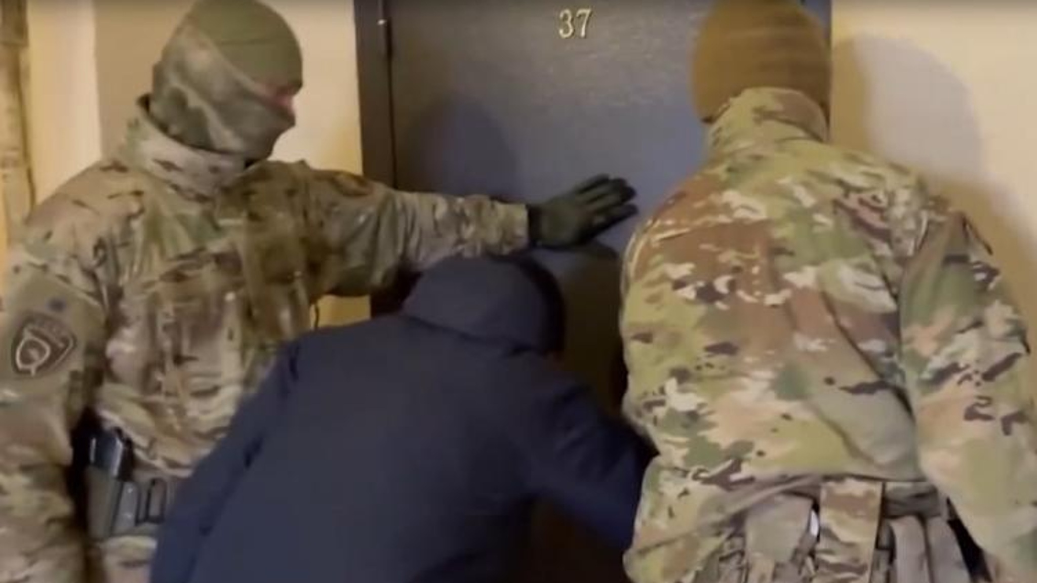 В Саратовской области задержали троих связистов, которые помогали мошенникам с Украины обманывать местных жителей