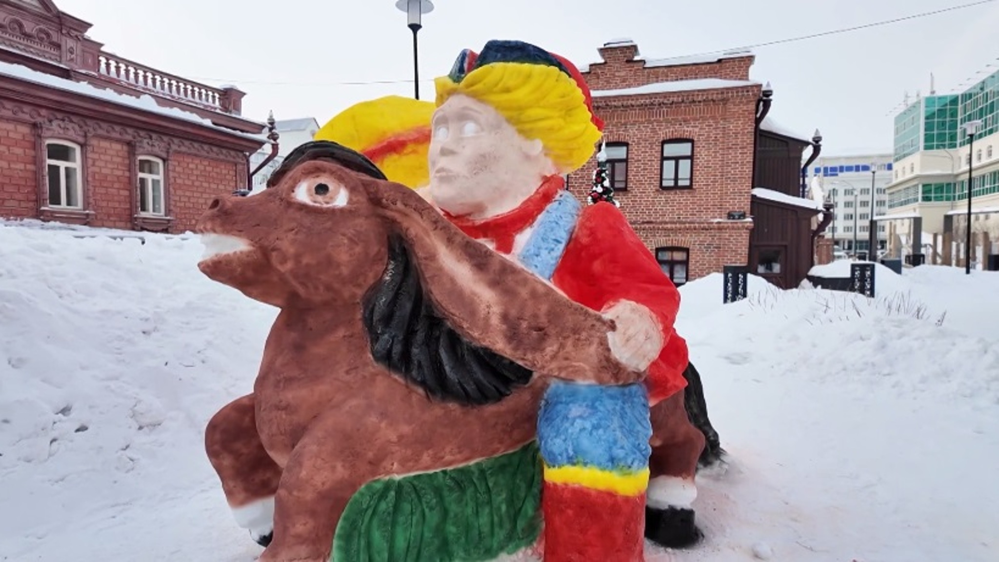 Снежную скульптуру Конька-Горбунка установили на пешеходной улице в Тюмени