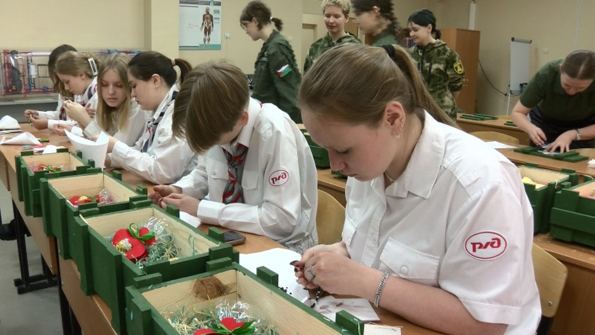 Тюменским женщинам-военнослужащим готовят подарки к 8 Марта