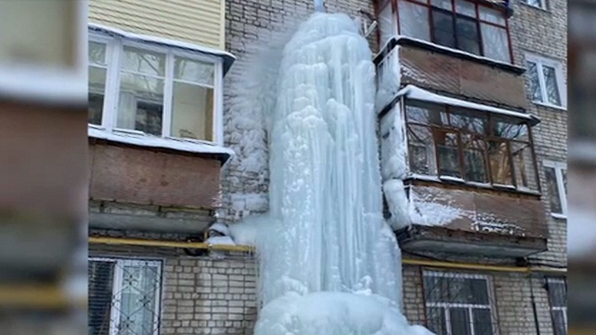 Дома Нижнего Новгорода "заросли" гигантскими сосульками