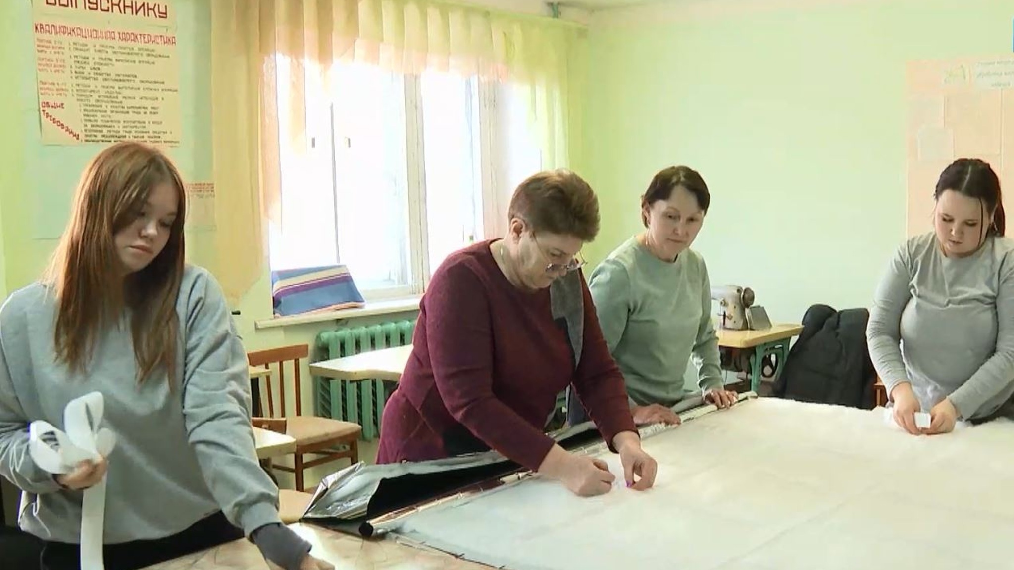Жители Мари-Турекского района научились у волонтёров Курской области шить противотепловизионные одеяла