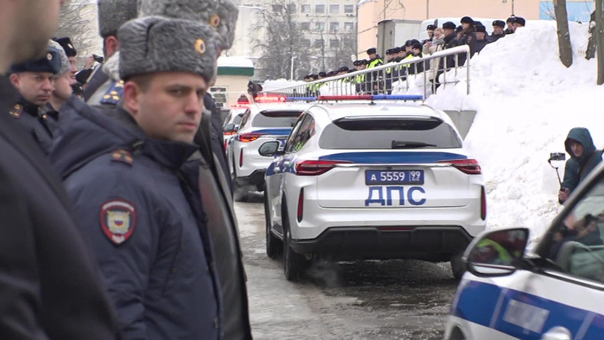В Москве простились с погибшим при взрыве сотрудником ДПС Денисом Братущенко