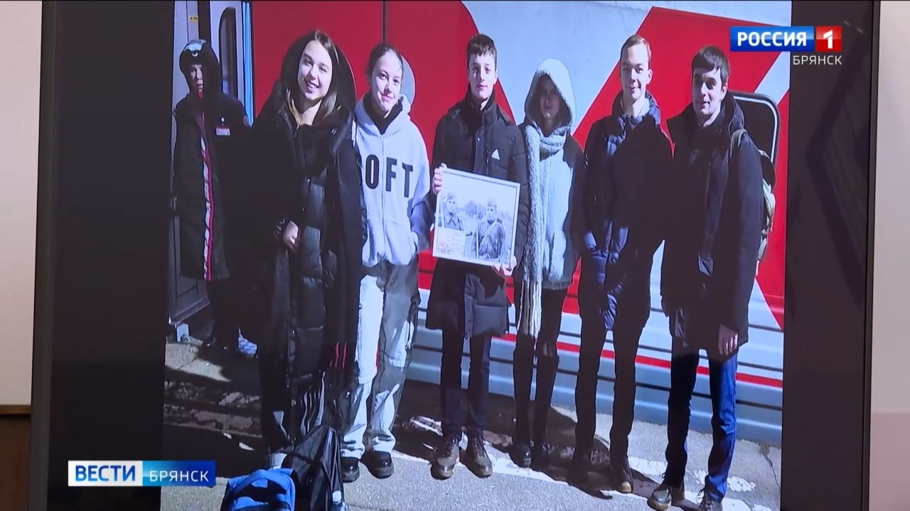 Московские школьники передали жительнице Брянской области портрет ее родственника-фронтовика