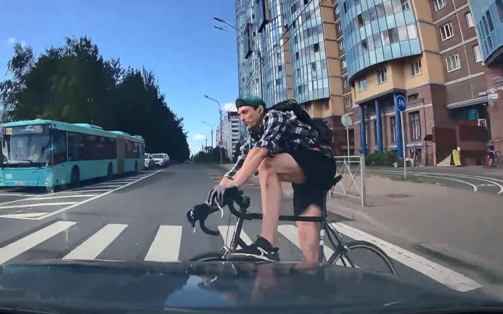 В Санкт-Петербурге велосипедист пробил собой лобовое стекло автомобиля