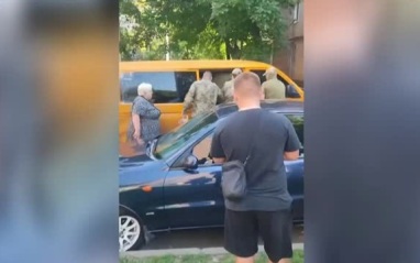 Женщины на Украине вынуждены формировать "батальоны", чтобы отбивать своих мужчин у ТЦК