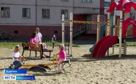Большинство игровых площадок в Дудинке - в аварийном состоянии