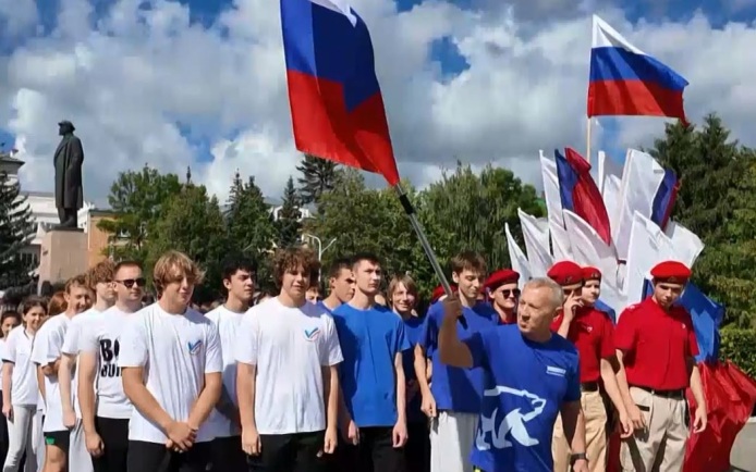 Вручение паспортов, забег, митинг и концерт: в Йошкар-Оле отметили День Государственного флага России