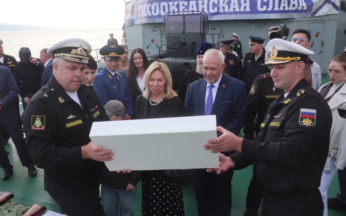 Корабли Тихоокеанского флота прибыли в Магадан с акцией "Сила в правде"