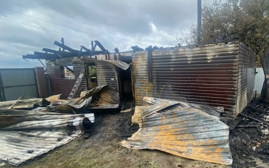 С бани на гараж: в Моркинском районе пожар уничтожил две постройки и автомобиль