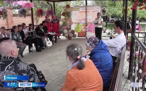 В Моздоке студенты и школьники поздравили постояльцев дома-интерната для пожилых людей и инвалидов