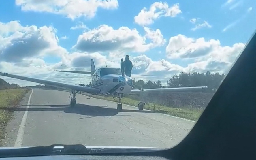 В Ульяновской области учебный самолет сел на дорогу возле Карсуна