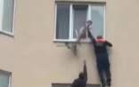 В Пятигорске спасли ребенка с карниза третьего этажа