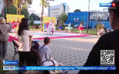 В Краснодаре для больных детей выступили артисты из Михайловского театра