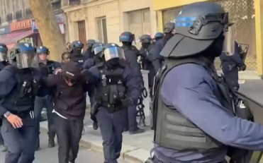 Во Франции тысячи школьников пострадали в протестах за улучшение образования