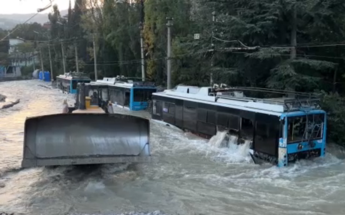 Потоки воды с гор затапливают Алупку и Ялту: дороги размывает, дома уходят под воду