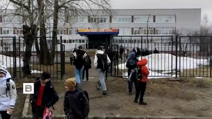 Первые кадры обстановки возле школы в Добрянке, где подросток напал на учительницу