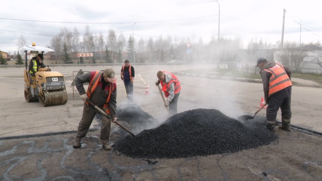 В Яковлевском округе устраняют аварийные участки дороги на улицах города Строитель