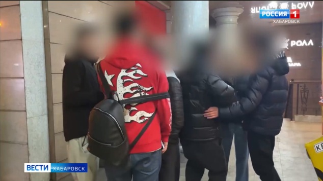 "Бьют бутылки и хамят": по торговым центрам Хабаровска, "оккупированным" подростками, проведут рейды