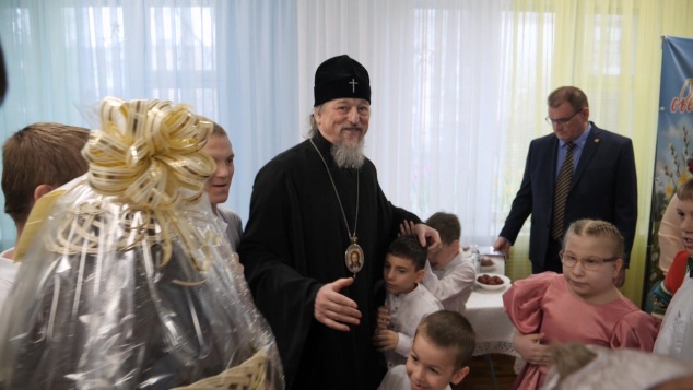 Накануне Пасхи глава Белгородской митрополии посетил три социальных учреждения региона