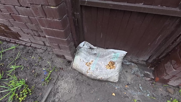 Ливневка в Курске на улице Бойцов 9-ой Дивизии забилась дорожной грязью
