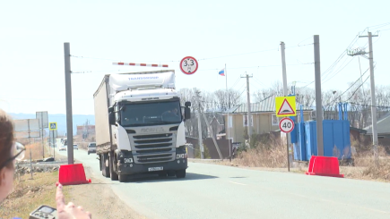 Караваны большегрузов "убивают" дороги в селах Надеждинского округа