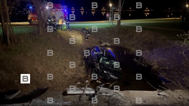 В московских Вешняках кроссовер рухнул с моста в воду: пять человек в больнице