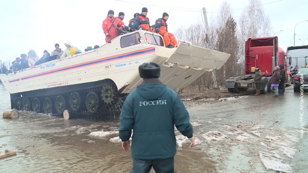 "Оранжевый" уровень опасности объявлен в Томской области из-за паводка. В ближайшее время здесь продолжит вскрываться Обь. И ледовые заторы могут вызвать подтопление сразу нескольких населенных пунктов. Снизит ли идущее в регион похолодание угрозу потопов
