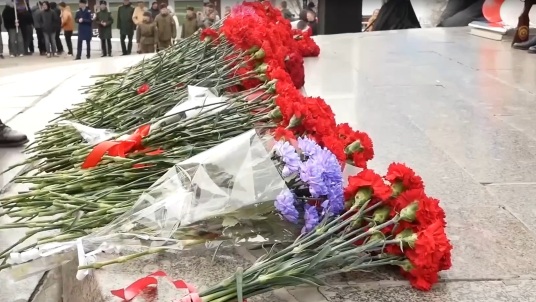 12 апреля состоялось возложение цветов у памятника Юрию Гагарину на Набережной Космонавтов