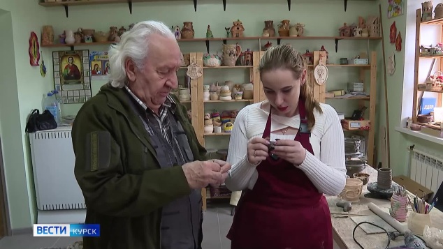 В Железногорске проводят мастер-классах по гончарному делу для курян с ОВЗ