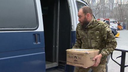 Партию гуманитарной помощи готовит к отправке на фронт добровольческое движение "Тигр" в Приморье