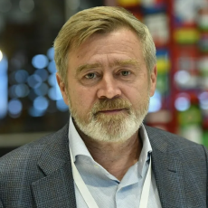 Когда в толпе что-то роняешь, к этому обязательно прилипнет зараза