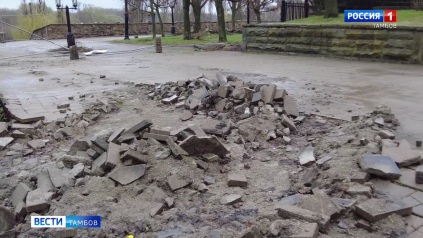 У ТЦ «Рио» восстанавливают благоустройство