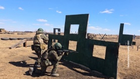Военнослужащие Амурского объединения ВВО тренируются в стрельбе в лесополосе и окопах