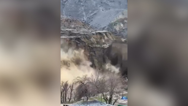 Очевидец снял на видео масштабный оползень в Дагестане
