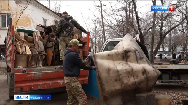"Весь день возятся тут": после визита губернатора во дворе ветерана войны начали активные работы