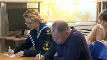 Приморцы написали "Тотальный диктант" по тексту Алексея Варламова