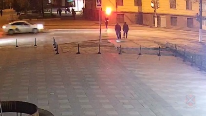 Кадры с камеры видеонаблюдения: мотоциклист наехал на подростка в Волгограде